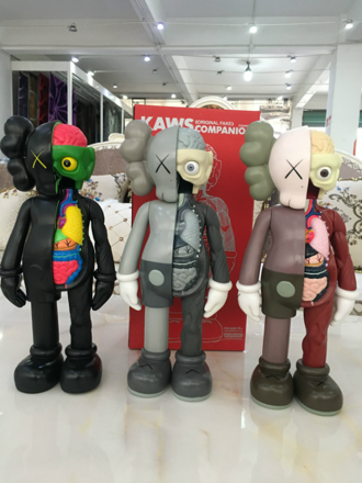 Kaws figúrka - čierna 37 cm