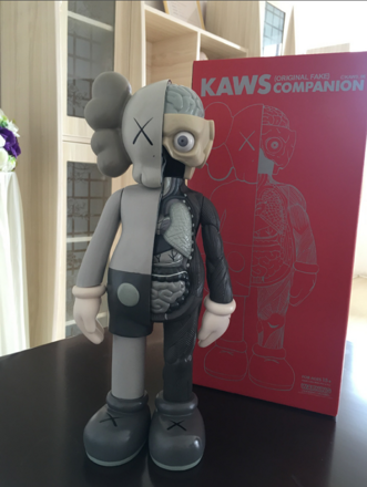 Kaws figúrka - sivočierna 37 cm
